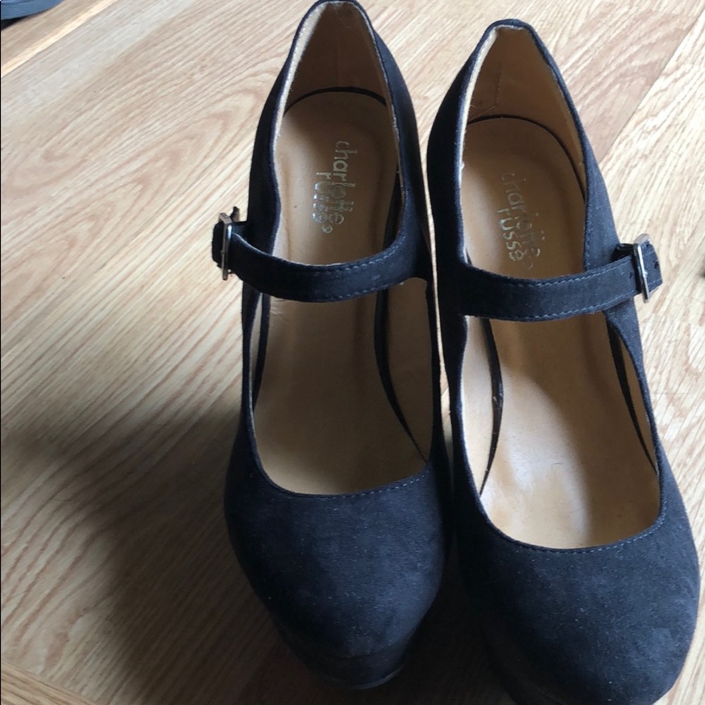 Black wedges
